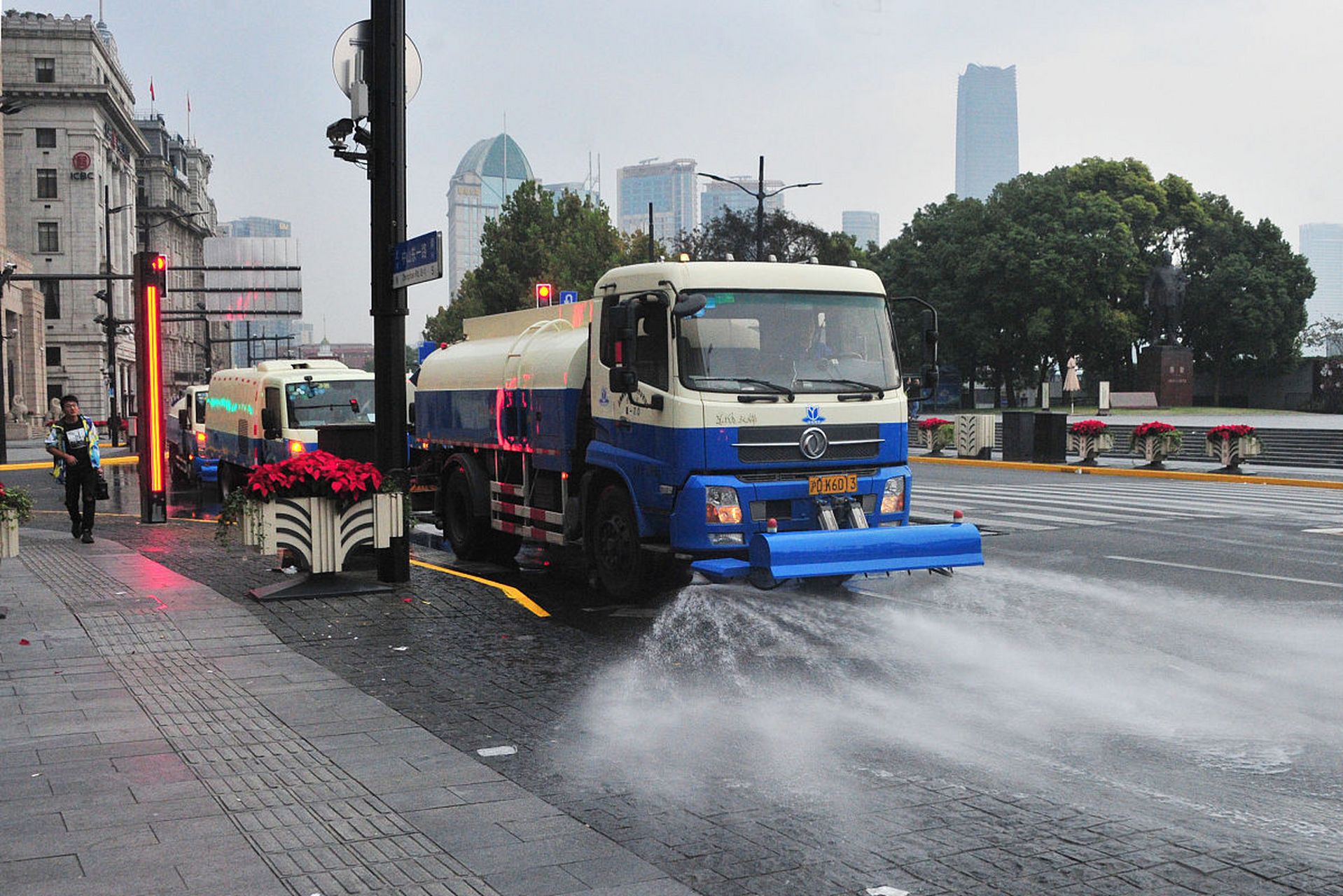 精準執法與人情溫暖 從“灑水車驅趕商販”看城市管理的溫情缺失